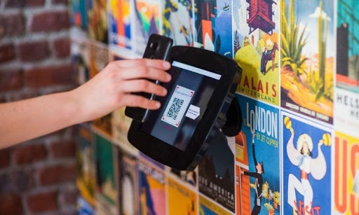 Personne scannant un QR Code en magasin