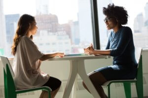 Parcours client btob avec des femmes qui discutent