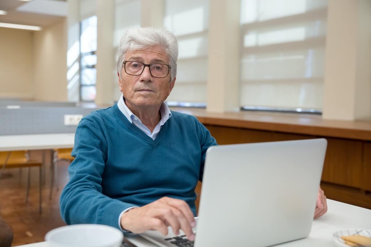 Les personnes agées et l'accessibilité numérique en ligne les handicapent 